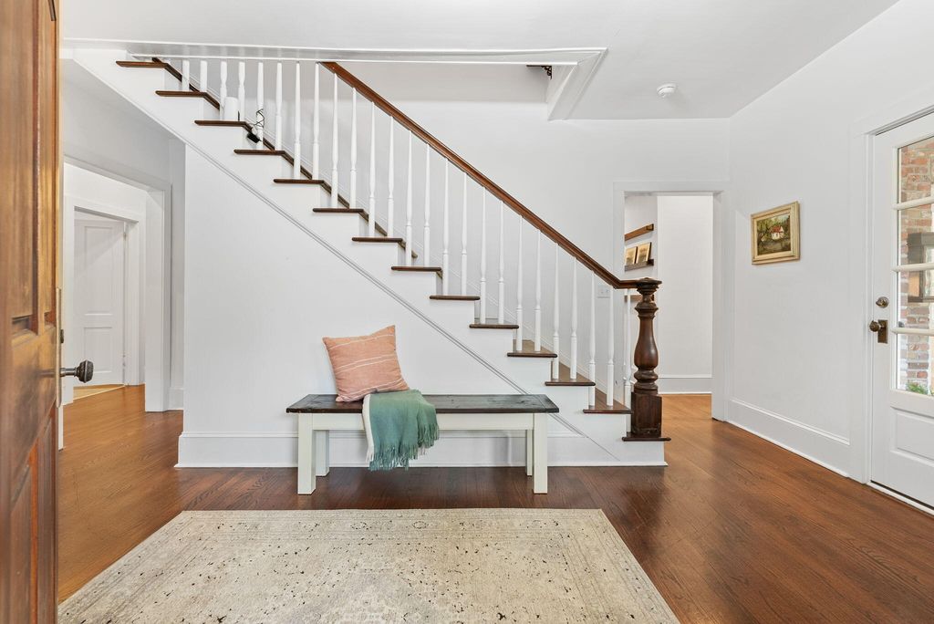 Image 12 of property listing at 100 W Walker Drive, Summerville, SC 29483