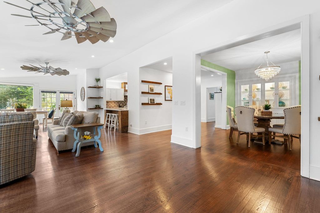 Image 15 of property listing at 100 W Walker Drive, Summerville, SC 29483