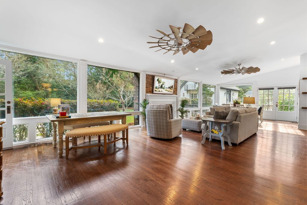 Image 17 of property listing at 100 W Walker Drive, Summerville, SC 29483