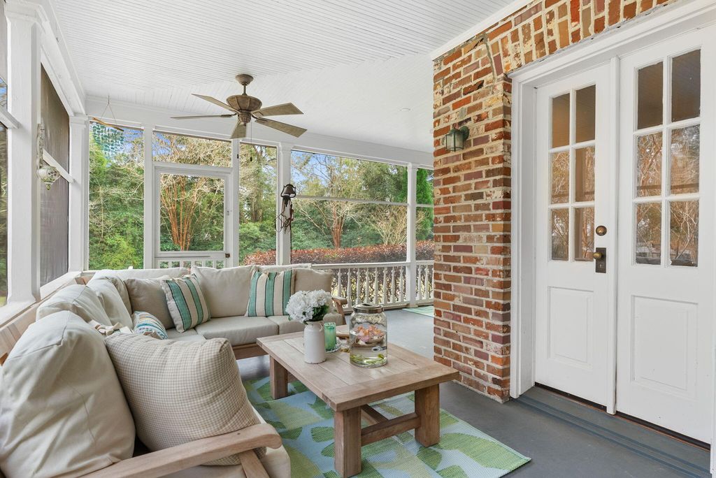 Image 23 of property listing at 100 W Walker Drive, Summerville, SC 29483