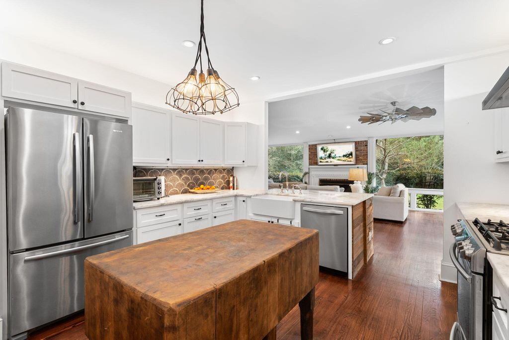 Image 26 of property listing at 100 W Walker Drive, Summerville, SC 29483