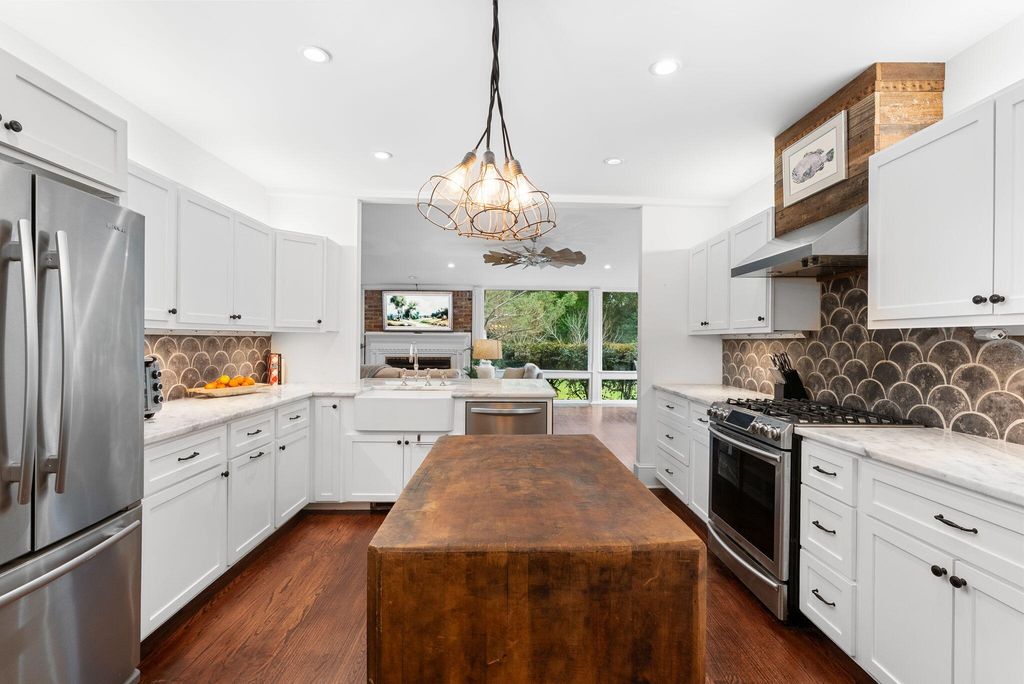 Image 27 of property listing at 100 W Walker Drive, Summerville, SC 29483