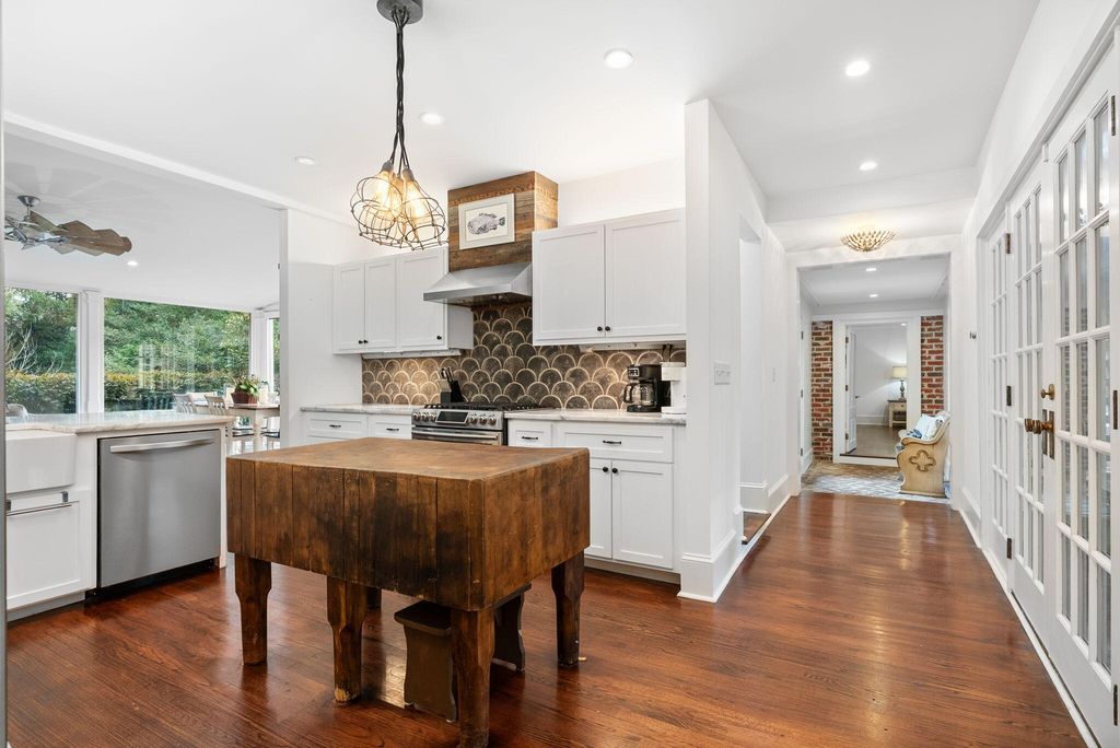 Image 28 of property listing at 100 W Walker Drive, Summerville, SC 29483