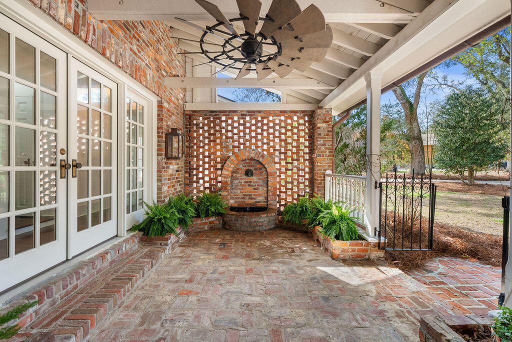 Image 3 of property listing at 100 W Walker Drive, Summerville, SC 29483