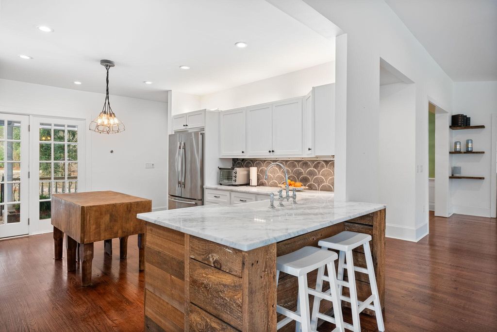 Image 30 of property listing at 100 W Walker Drive, Summerville, SC 29483