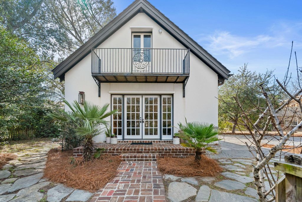 Image 4 of property listing at 100 W Walker Drive, Summerville, SC 29483