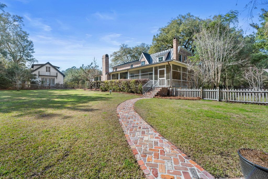 Image 5 of property listing at 100 W Walker Drive, Summerville, SC 29483