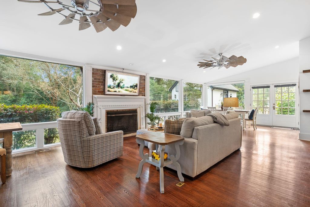 Image 6 of property listing at 100 W Walker Drive, Summerville, SC 29483