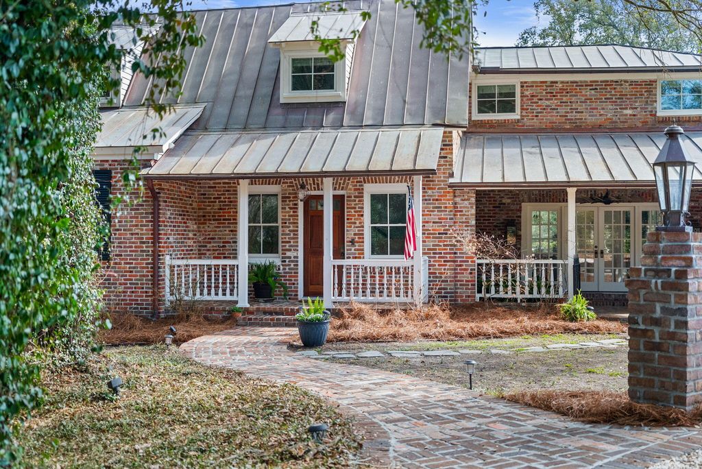 Image 87 of property listing at 100 W Walker Drive, Summerville, SC 29483