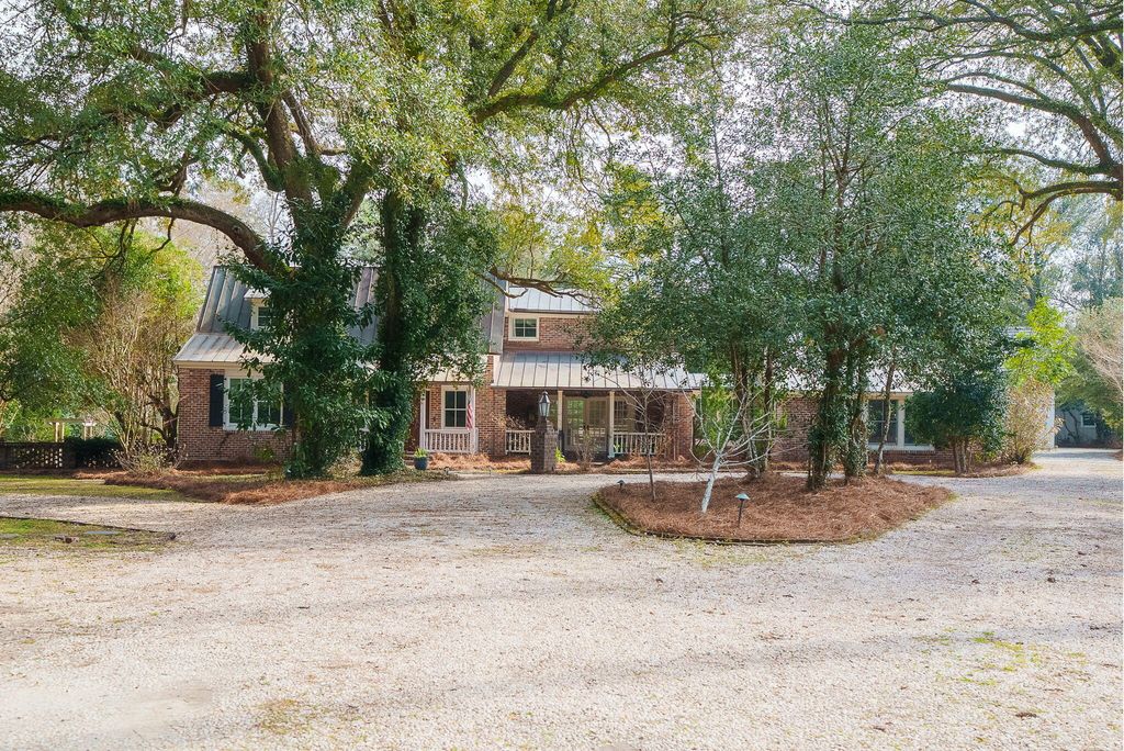 Image 91 of property listing at 100 W Walker Drive, Summerville, SC 29483
