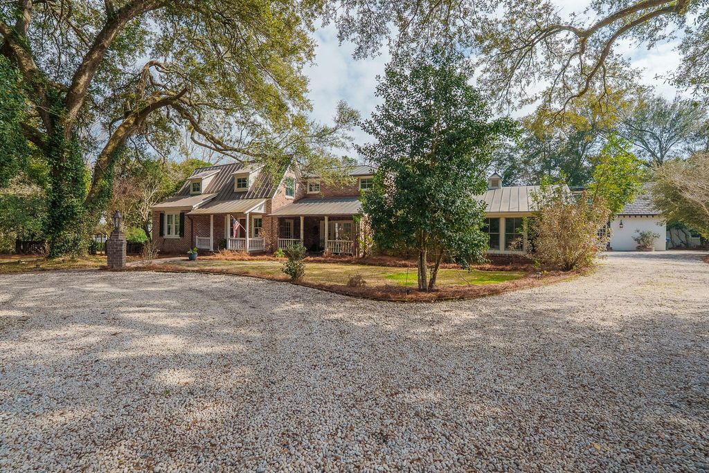 Image 92 of property listing at 100 W Walker Drive, Summerville, SC 29483