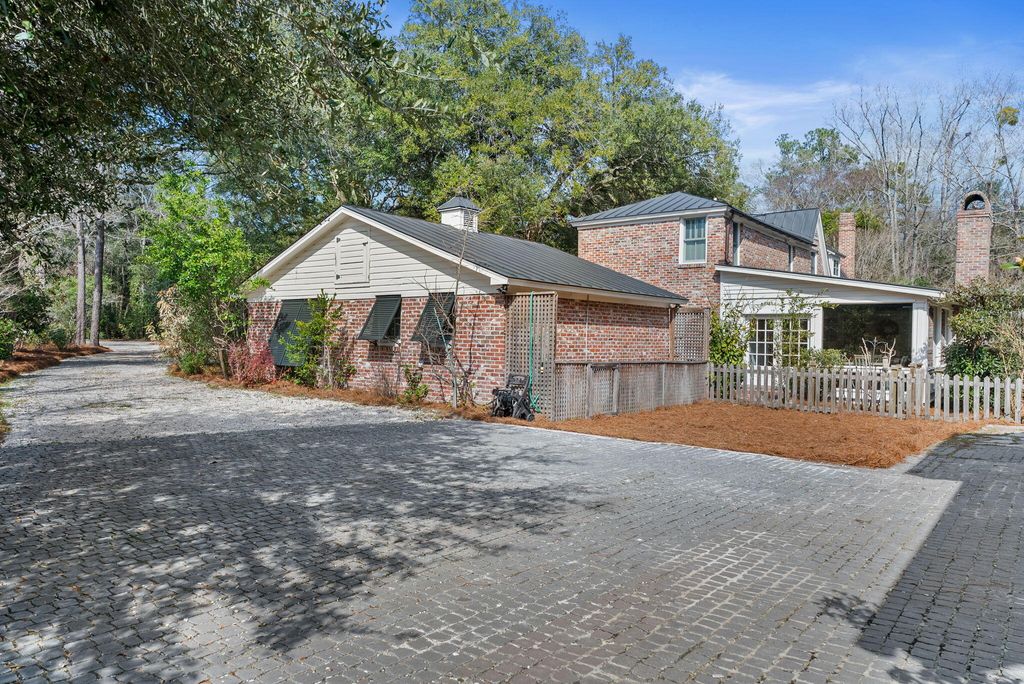 Image 93 of property listing at 100 W Walker Drive, Summerville, SC 29483