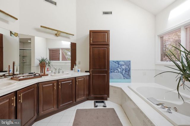 1 TURNBERRY WAY, New Hope, PA 18938