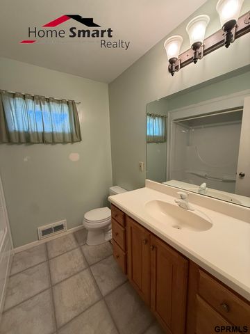 511 Eastridge Drive, Lincoln, NE 68510