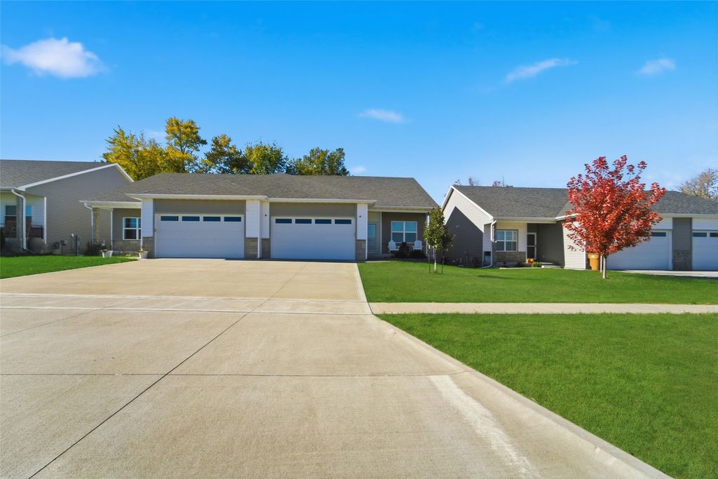 206 NE Little Beaver Drive, Grimes, IA 50111