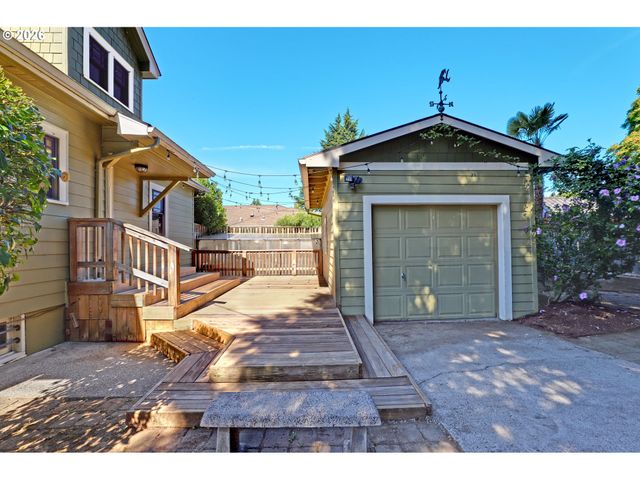 6235 Ne DAVIS St, Portland, OR 97213