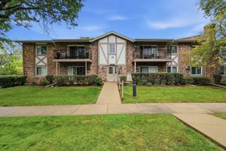 9S110 Lake Drive 104, Willowbrook, IL 60527