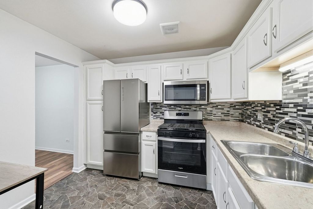 9S110 Lake Drive 104, Willowbrook, IL 60527 — photo 5