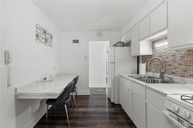 7155 Willow Tree Lane, St Louis, MO 63130