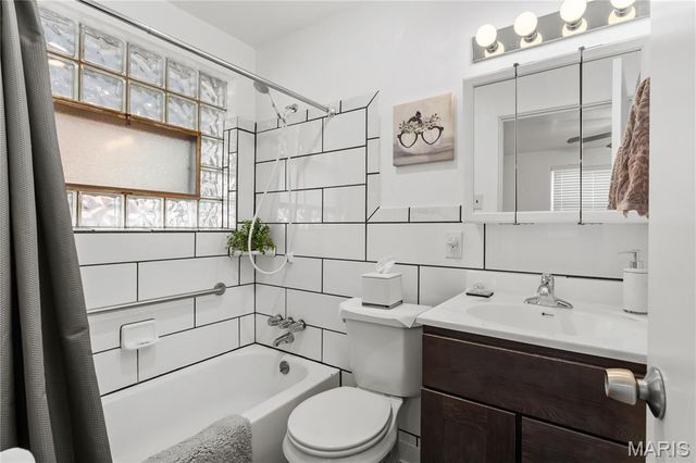 7155 Willow Tree Lane, St Louis, MO 63130