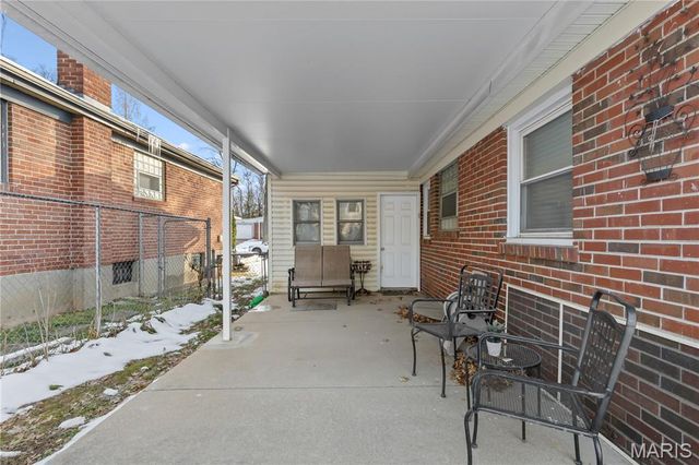 7155 Willow Tree Lane, St Louis, MO 63130