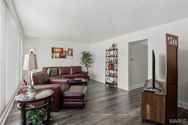 7155 Willow Tree Lane, St Louis, MO 63130