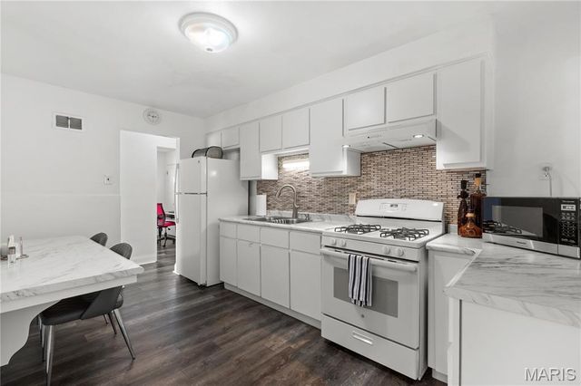 7155 Willow Tree Lane, St Louis, MO 63130