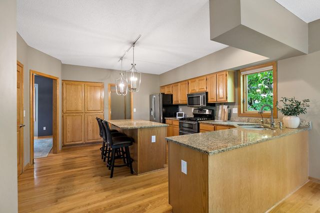 8879 Sylvan Ridge, Eden Prairie, MN 55347