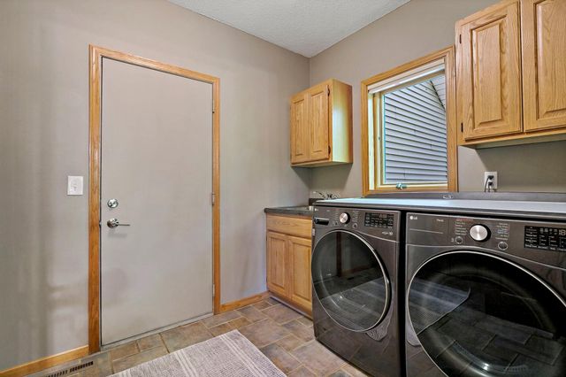 8879 Sylvan Ridge, Eden Prairie, MN 55347