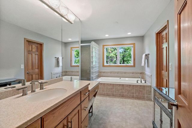 8879 Sylvan Ridge, Eden Prairie, MN 55347