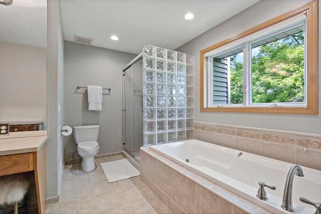 8879 Sylvan Ridge, Eden Prairie, MN 55347