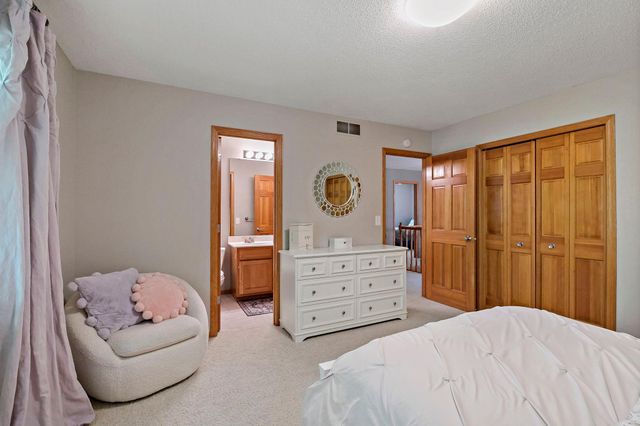 8879 Sylvan Ridge, Eden Prairie, MN 55347