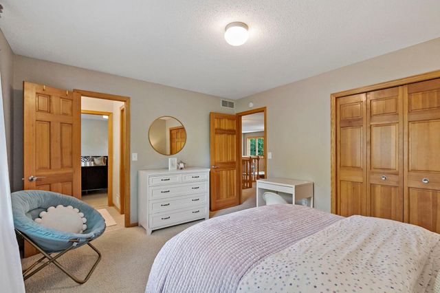 8879 Sylvan Ridge, Eden Prairie, MN 55347