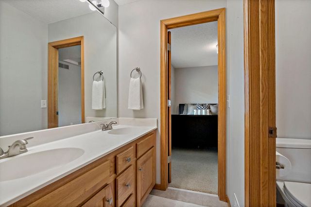8879 Sylvan Ridge, Eden Prairie, MN 55347