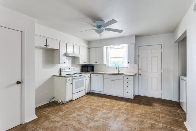 8001 Carrick Street B, Benbrook, TX 76116