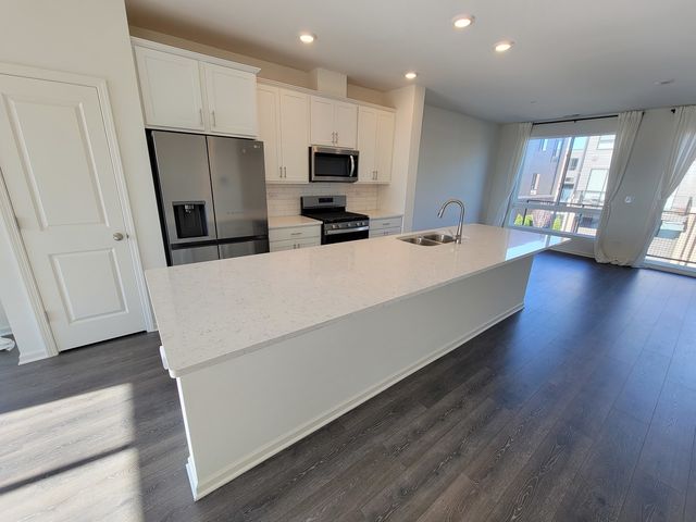 1270 Lakepointe Drive, Schaumburg, IL 60173