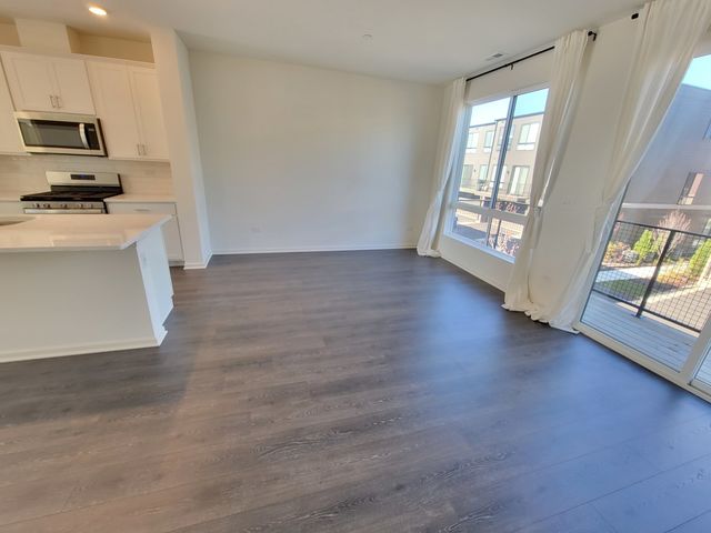 1270 Lakepointe Drive, Schaumburg, IL 60173