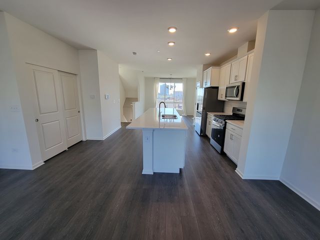 1270 Lakepointe Drive, Schaumburg, IL 60173