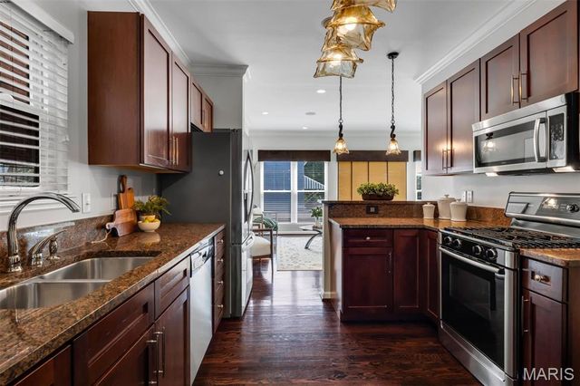 2130 Franz Park Lane, St Louis, MO 63139
