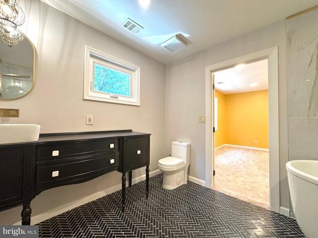 6353 BRAMPTON CT, Alexandria, VA 22304