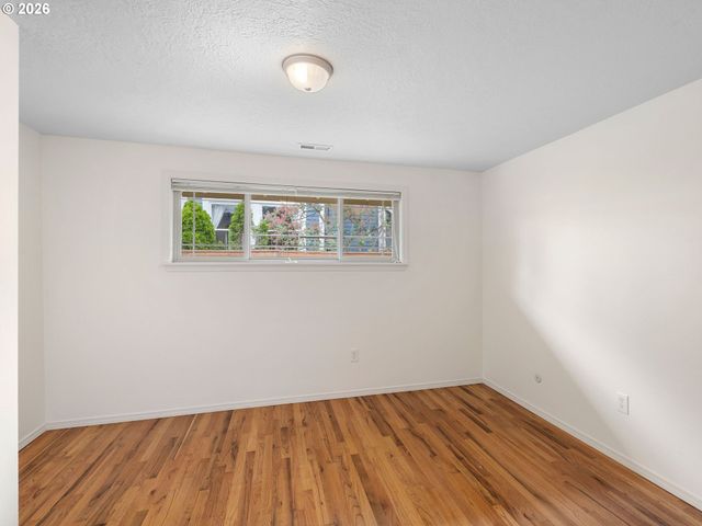 7016 Se HAROLD St, Portland, OR 97206