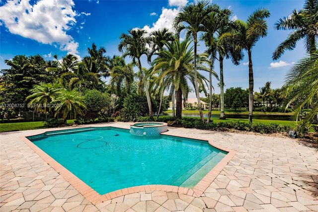 12735 Stonebrook Dr, Davie, FL 33330
