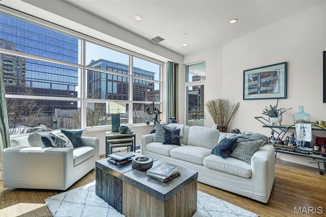 8025 Maryland Avenue 2H, St Louis, MO 63105