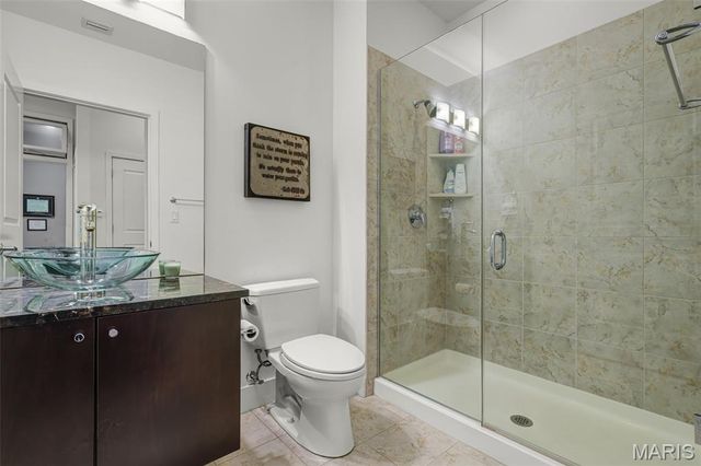 8025 Maryland Avenue 2H, St Louis, MO 63105
