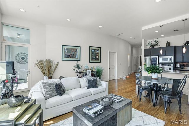 8025 Maryland Avenue 2H, St Louis, MO 63105