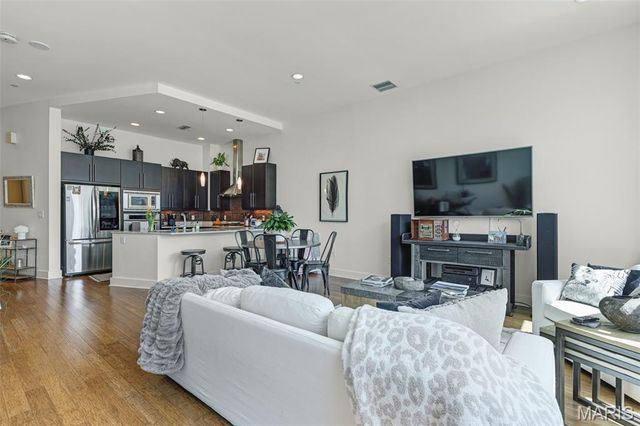 8025 Maryland Avenue 2H, St Louis, MO 63105