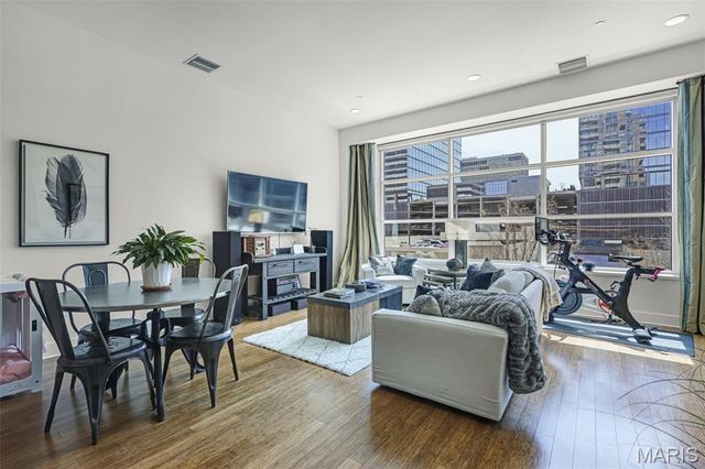 8025 Maryland Avenue 2H, St Louis, MO 63105