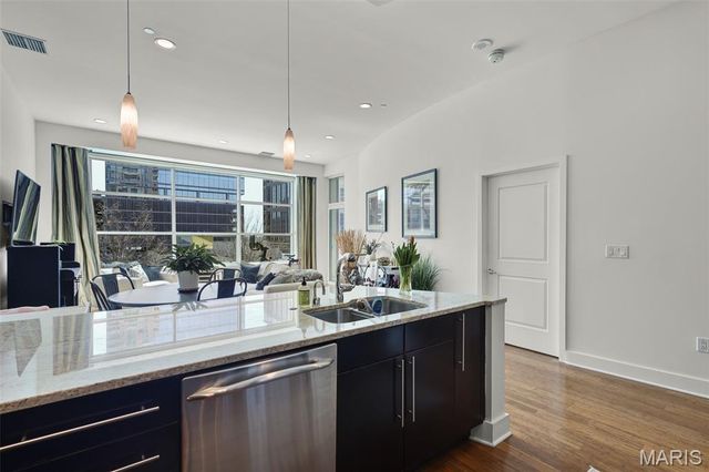 8025 Maryland Avenue 2H, St Louis, MO 63105