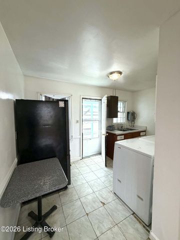 242 Steedly Dr, Louisville, KY 40214