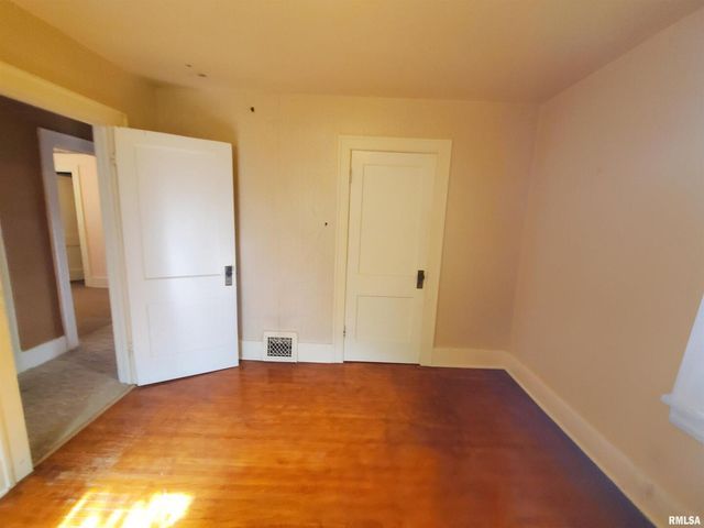 1182 25TH Street, Moline, IL 61265